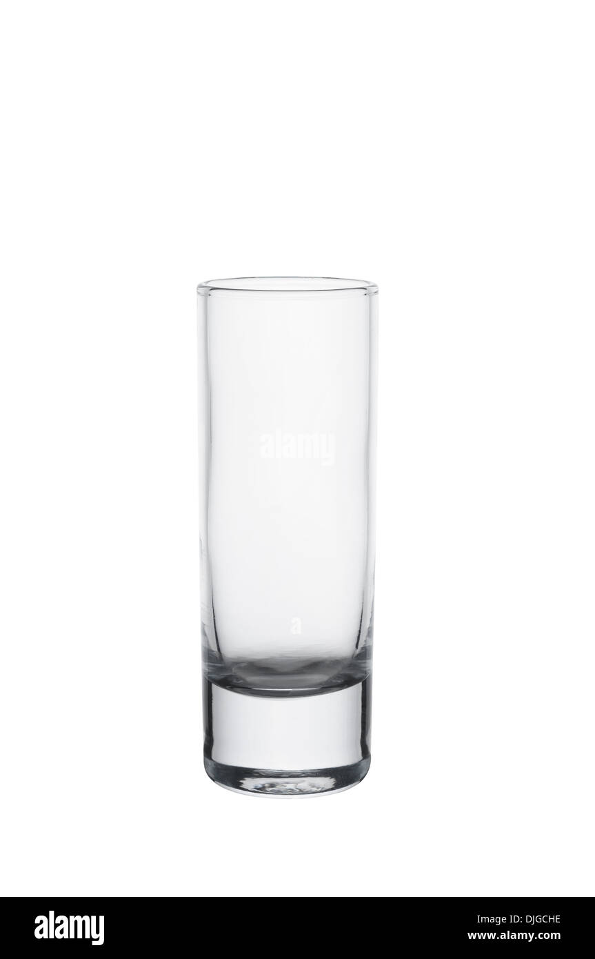 Un vuoto che la vodka elegante vetro su sfondo bianco Foto Stock