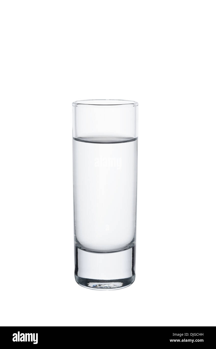 Un pieno di vodka elegante vetro su sfondo bianco Foto Stock