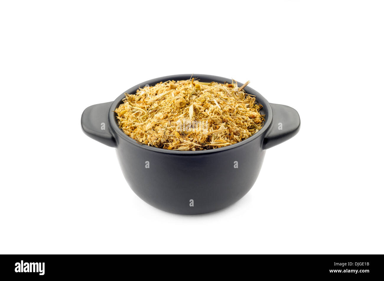Fragranti naturale di camomilla a secco in un nero piatto di ceramica Foto Stock