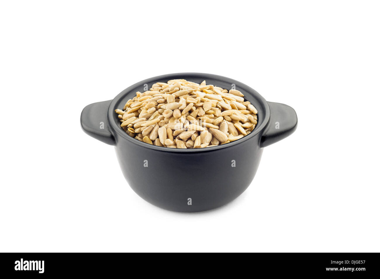 Un mucchio di semi di girasole in un nero piatto di ceramica Foto Stock