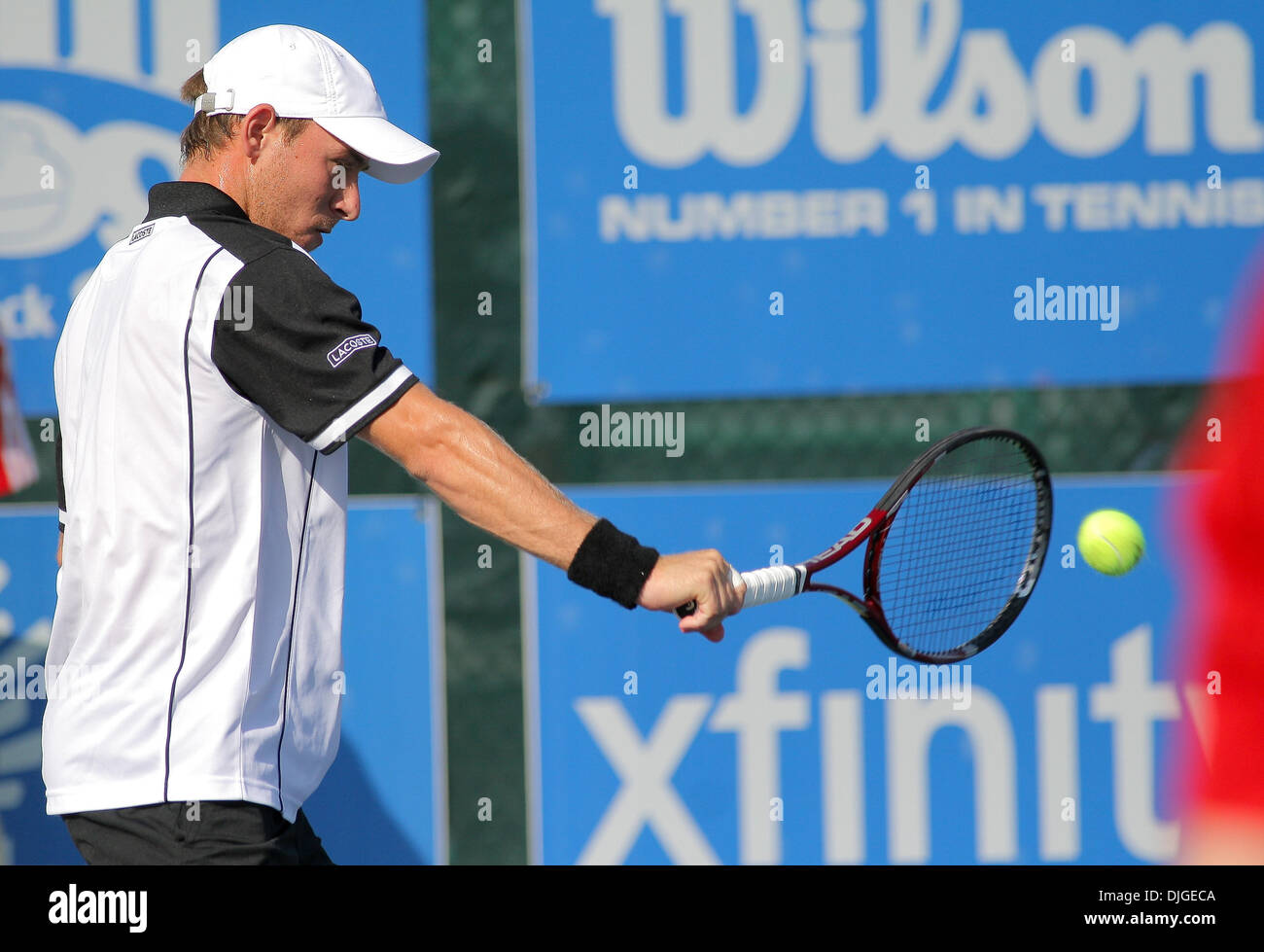 Luglio 20, 2010 - Johns Creek, Georgia, Stati Uniti d'America - 20 Luglio: Giorno 2 Atlanta Tennis Championships. Dudi Sela di Israele restituisce la sfera di Donald giovani degli Stati Uniti il giorno 2 di Atlanta i campionati di tennis di Atlanta, Georgia. Credito: Aaron Gilbert / Southcreek globale di credito (Immagine: © Southcreek globale/ZUMApress.com) Foto Stock