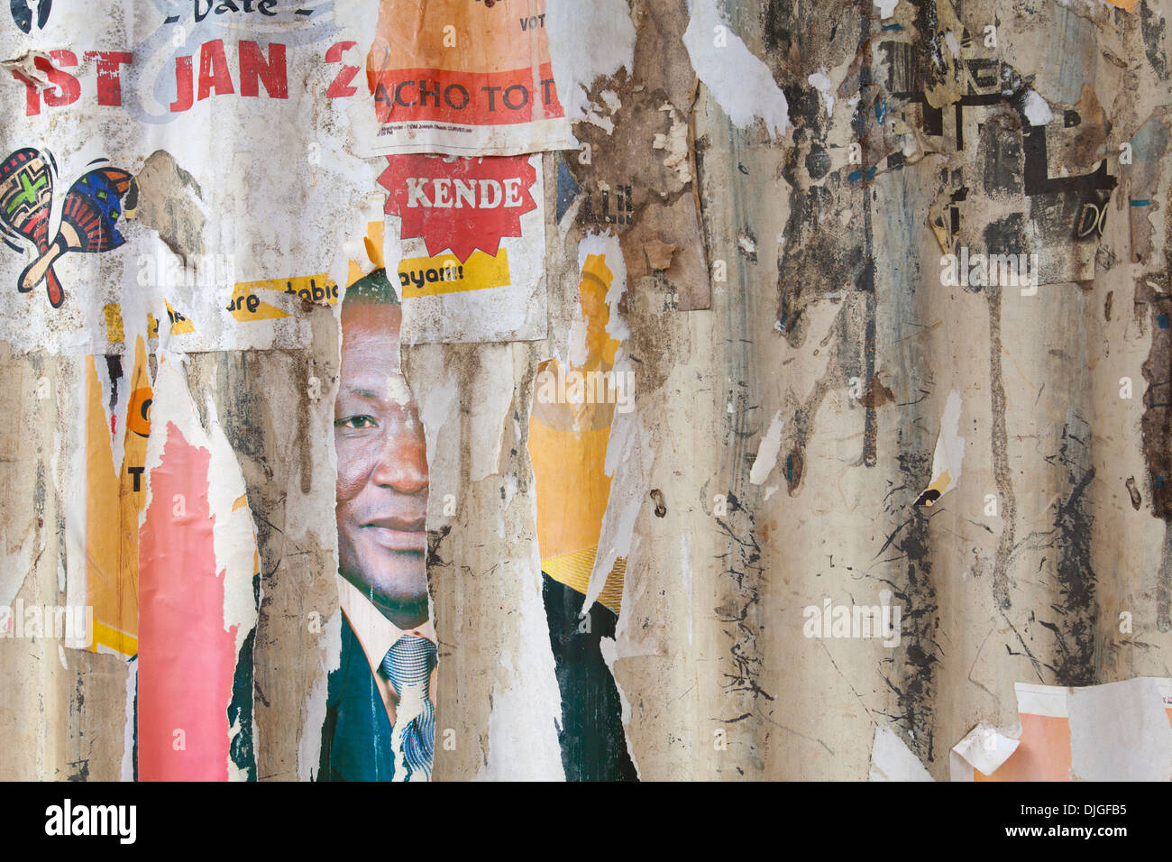 Strappato manifesti politici su corrigated ferro, Kenya Foto Stock