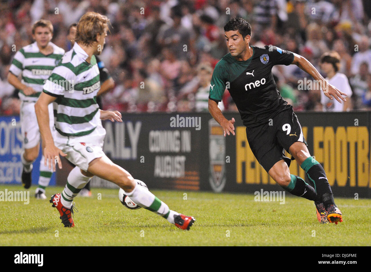 Luglio 21, 2010 - Boston, Massachusetts, Stati Uniti d'America - 21 Luglio 2010: Sporting avanti Carlos Saleiro (9) controlla la palla dietro Celtic defender Glenn Loovens (22). Celtic FC ha sconfitto Sporting 6 - 5 nei rigori, con un finale 1 - il punteggio 1 durante un amichevole internazionale al Fenway Park di Boston, Massachusetts per vincere il primo Fenway sfida di calcio..Mandatory Credi Foto Stock