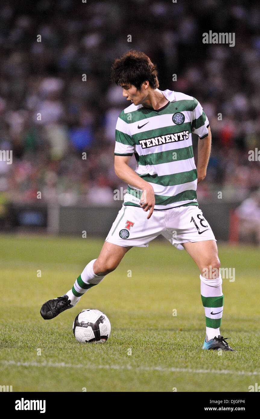 Luglio 21, 2010 - Boston, Massachusetts, Stati Uniti d'America - 21 Luglio 2010: centrocampista dei Celtic Ki Sung Yueng (18) controlla la palla appena al di fuori del cantiere di 18 box. Celtic FC ha sconfitto Sporting 6 - 5 nei rigori, con un finale 1 - il punteggio 1 durante un amichevole internazionale al Fenway Park di Boston, Massachusetts per vincere il primo Fenway sfida di calcio..Mandatory Credit: Geoff Bol Foto Stock