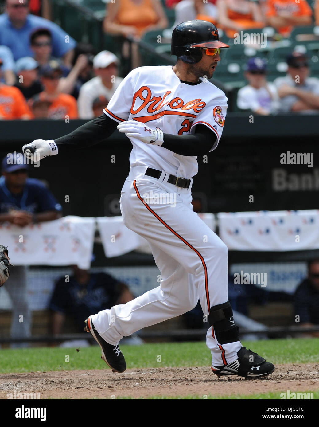 21 Luglio 2010: Baltimore Orioles diritto fielder Nick Markakis (21) colpisce in un doppio gioco per la finale di due uscite del settimo inning di mercoledì pomeriggio 5-4 perdita per il Tampa Bay Rays a Camden Yards a Baltimora, MD...credito obbligatorio: Russell Tracy / Southcreek globale. (Credito Immagine: © Russell Tracy/Southcreek globale/ZUMApress.com) Foto Stock