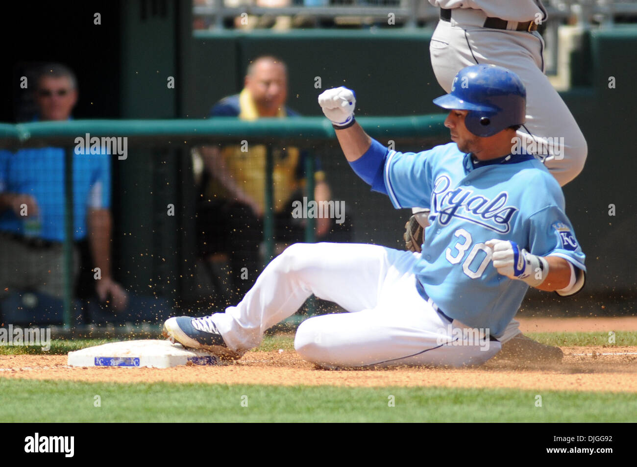 Luglio 21, 2010 - Kansas City, Missouri, Stati Uniti - 21 Luglio 2010: Kansas City Royals secondo baseman Mike Aviles (30) scorre in terza base contro il Toronto Blue Jays. Il Kansas City Royals portano il Toronto Blue Jays 5-1 nel sesto presso Kauffman Stadium di Kansas City, Missouri. (Credito Immagine: © Dak Dillon/Southcreek globale/ZUMApress.com) Foto Stock