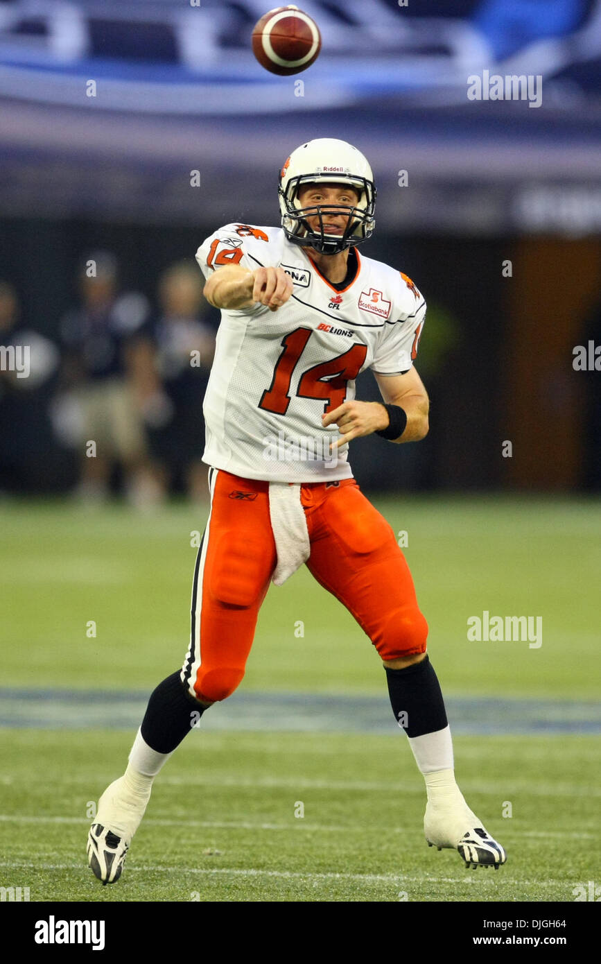 Luglio 23, 2010 - Toronto, Ontario, Canada - 23 Luglio 2010: BC Lions quarterback Travis Lulay (14) lancia contro il Toronto Argonauts presso il Rogers Centre di Toronto, Ontario. Credito: Anson appeso / Southcreek globale. (Credito Immagine: © Southcreek globale/ZUMApress.com) Foto Stock