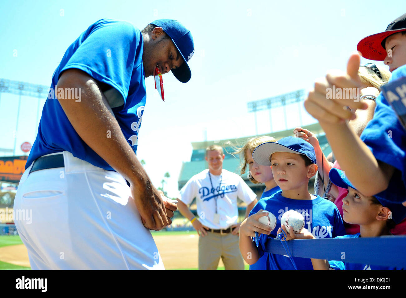 Luglio 24, 2010 - Los Angeles, California, Stati Uniti d'America - 24 Luglio 2010: Dodgers mitigatore Kenley Jansen (74) segni baseballs e memorabilia per i fan prima del gioco. Il New York Mets perso al Los Angeles Dodgers 3-2 in 13 inning su un James Loney walkoff homerun presso il Dodger Stadium di Los Angeles. California..Mandatory Credit: Andrew Fielding / Southcreek globale ( Foto Stock