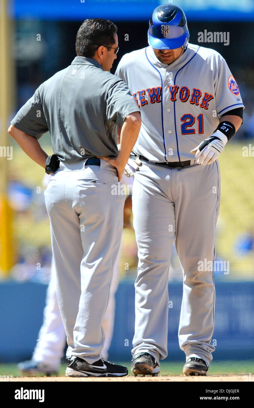 Luglio 24, 2010 - Los Angeles, California, Stati Uniti d'America - 24 Luglio 2010: Mets trainer Ray Ramirez colloqui con feriti catcher Rod Barajas (21). Il New York Mets perso al Los Angeles Dodgers 3-2 in 13 inning su un James Loney walkoff homerun presso il Dodger Stadium di Los Angeles. California..Mandatory Credit: Andrew Fielding / Southcreek globale di credito (Immagine: © Southcreek Foto Stock