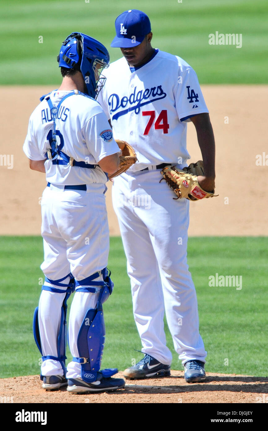 Luglio 24, 2010 - Los Angeles, California, Stati Uniti d'America - 24 Luglio 2010: Los Angeles Dodgers catcher Brad Ausmus (12) ed il rookie relief pitcher Kenley Jansen (74) parlare sul tumulo come Jansen fa la sua prima comparsa di carriera. Il New York Mets perso al Los Angeles Dodgers 3-2 in 13 inning su un James Loney walkoff homerun presso il Dodger Stadium di Los Angeles. In California. Foto Stock