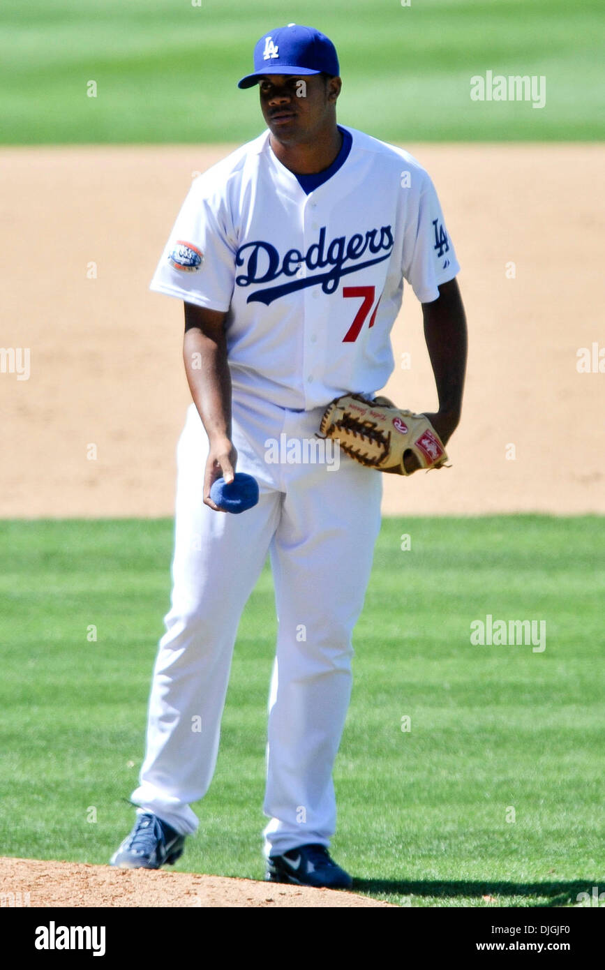 Luglio 24, 2010 - Los Angeles, California, Stati Uniti d'America - 24 Luglio 2010: Dodgers relief pitcher Kenley Jansen (74) si prepara ad affrontare il suo primo major league di pastella. Il New York Mets perso al Los Angeles Dodgers 3-2 in 13 inning su un James Loney walkoff homerun presso il Dodger Stadium di Los Angeles. California..Mandatory Credit: Andrew Fielding / Southcreek Global (credito Foto Stock