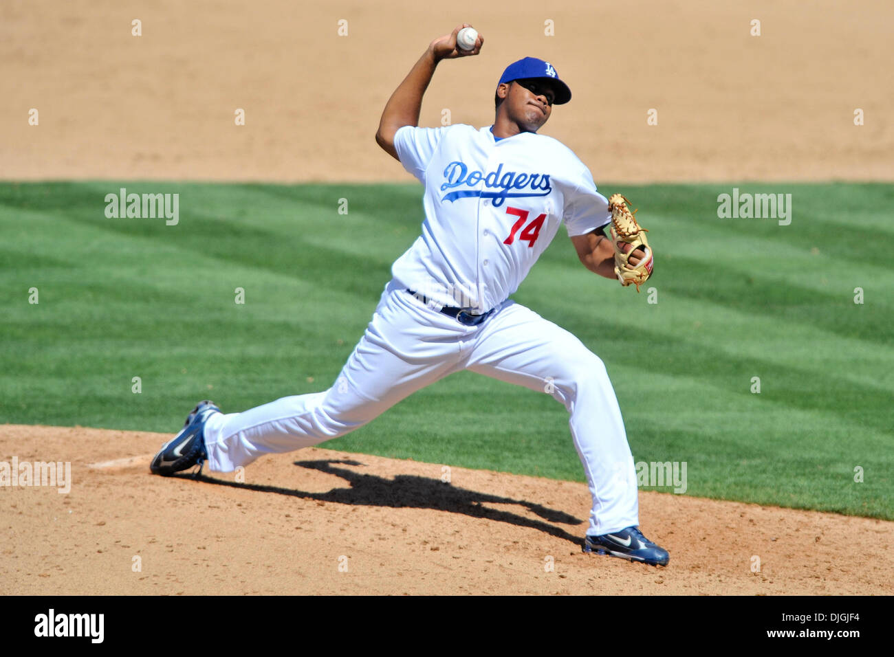 Luglio 24, 2010 - Los Angeles, California, Stati Uniti d'America - 24 Luglio 2010: Dodgers mitigatore Kenley Jansen (74) passi per il suo secondo major league hitter. Il New York Mets perso al Los Angeles Dodgers 3-2 in 13 inning su un James Loney walkoff homerun presso il Dodger Stadium di Los Angeles. California..Mandatory Credit: Andrew Fielding / Southcreek globale di credito (Immagine: © S Foto Stock