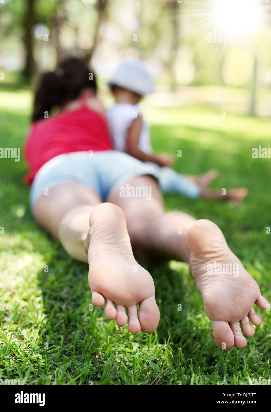 Madre e figlia piccola hanno un riposo nel parco. Foto Stock