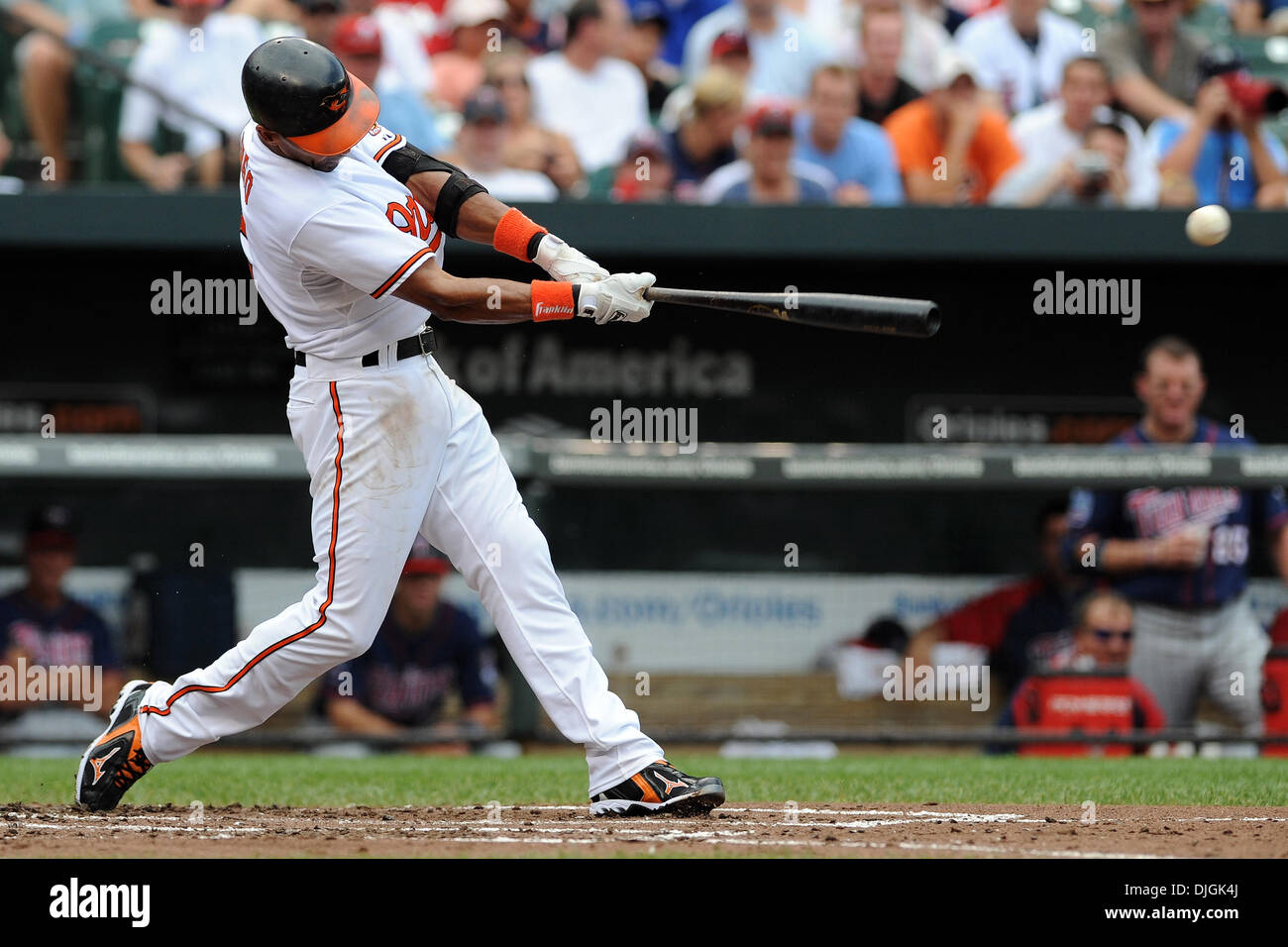 Luglio 25, 2010 - Baltimore, Maryland, Stati Uniti d'America - 25 Luglio 2010: Baltimore Orioles secondo baseman Julio Lugo (2) oscilla in un passo durante il pomeriggio di domenica la partita contro il Minnesota Twins a Camden Yards a Baltimora, MD...credito obbligatorio: Russell Tracy / Southcreek globale. (Credito Immagine: Â© Southcreek globale/ZUMApress.com) Foto Stock