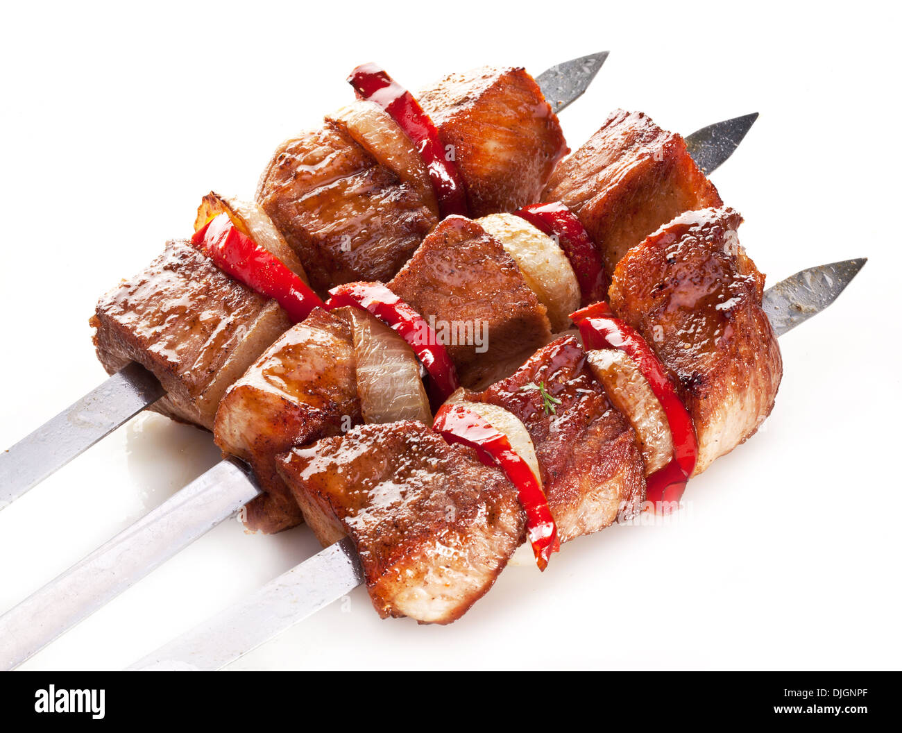 Kebab alla griglia (spiedini) su sputa su sfondo bianco. Foto Stock