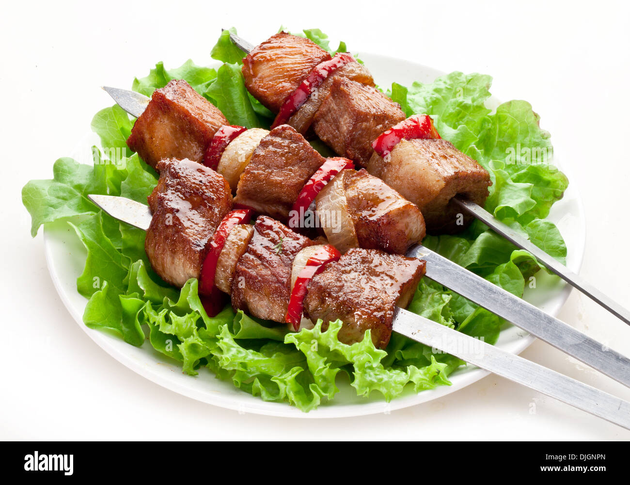 Kebab alla griglia (spiedini) su sputa su foglie di lattuga. Foto Stock