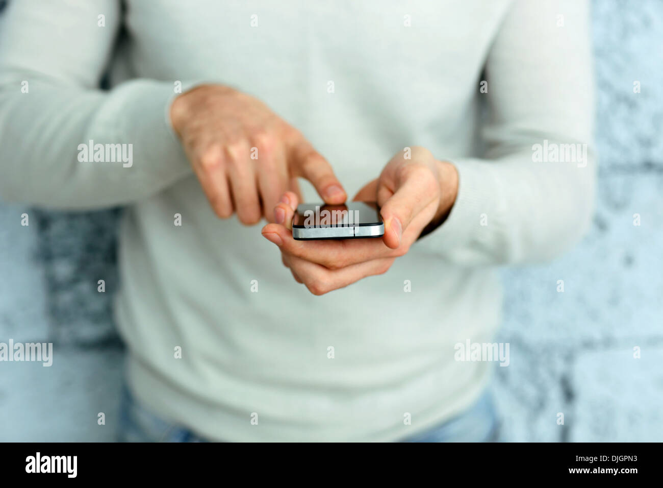 Primo piano immagine di un maschio di mano azienda smartphone Foto Stock
