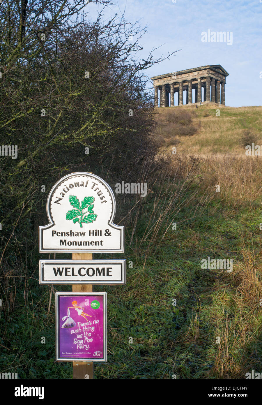 Il National Trust firmare al monumento Penshaw , North East England, Regno Unito Foto Stock