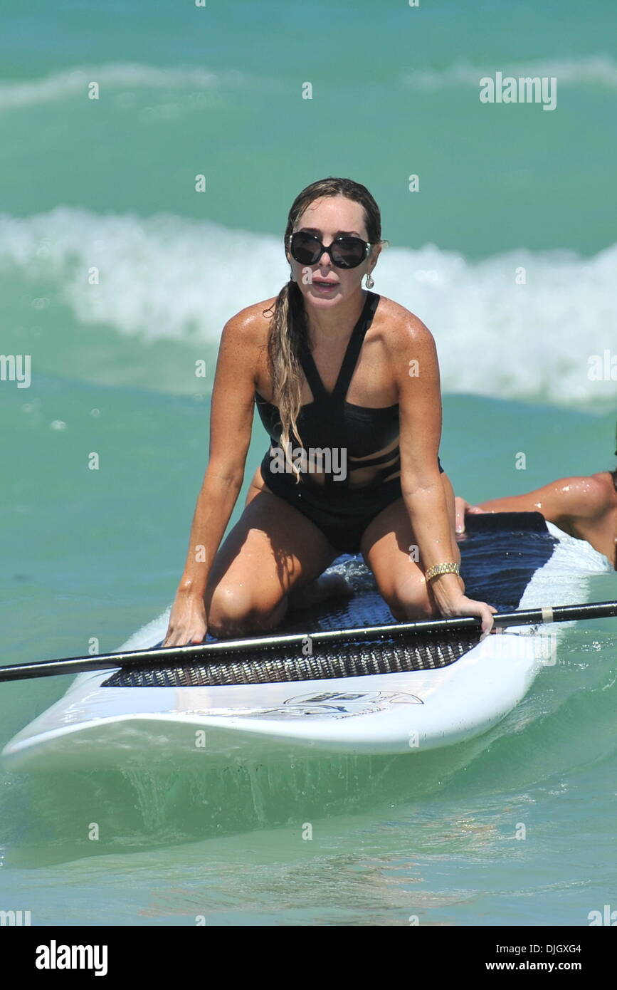 Vere casalinghe di Miami' star Marysol Patton impara a paddle board in Miami Beach Miami, Florida - 20.07.12 Foto Stock