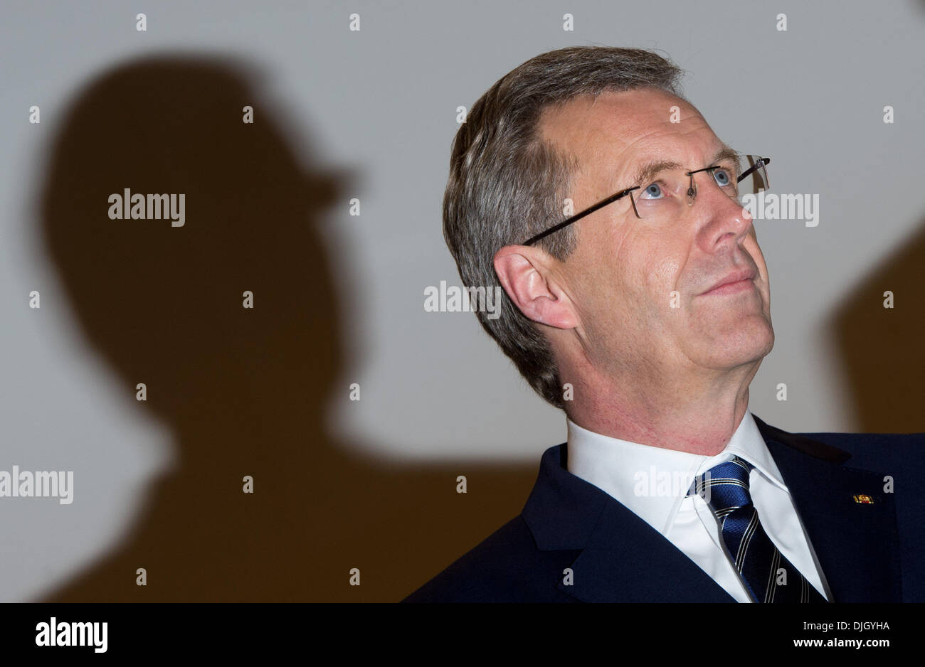 Hannover, Germania. 28 Nov, 2013. Ex Presidente federale Christian Wulff sorge nella terra corte di Hannover, Germania, 28 novembre 2013. Wulff ha per rispondere a causa di accettazione del vantaggio. Foto: Julian Stratenschulte/dpa/Alamy Live News Foto Stock