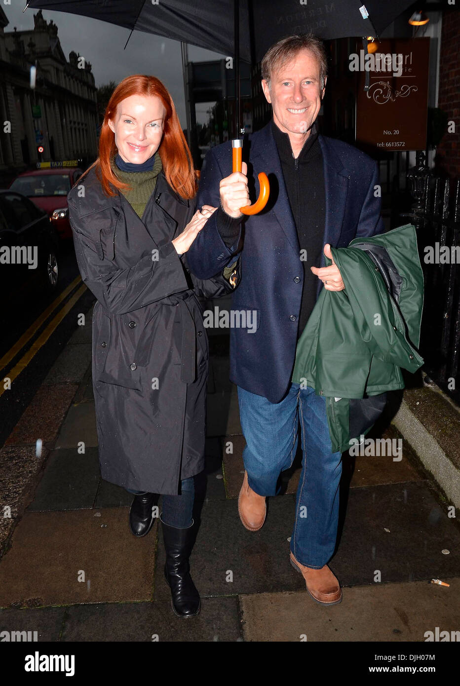 Desperate Housewives' star Marcia Cross e il marito Tom Mahoney visto nella pioggia come loro capo per avere la cena Dublino Irlanda - Foto Stock