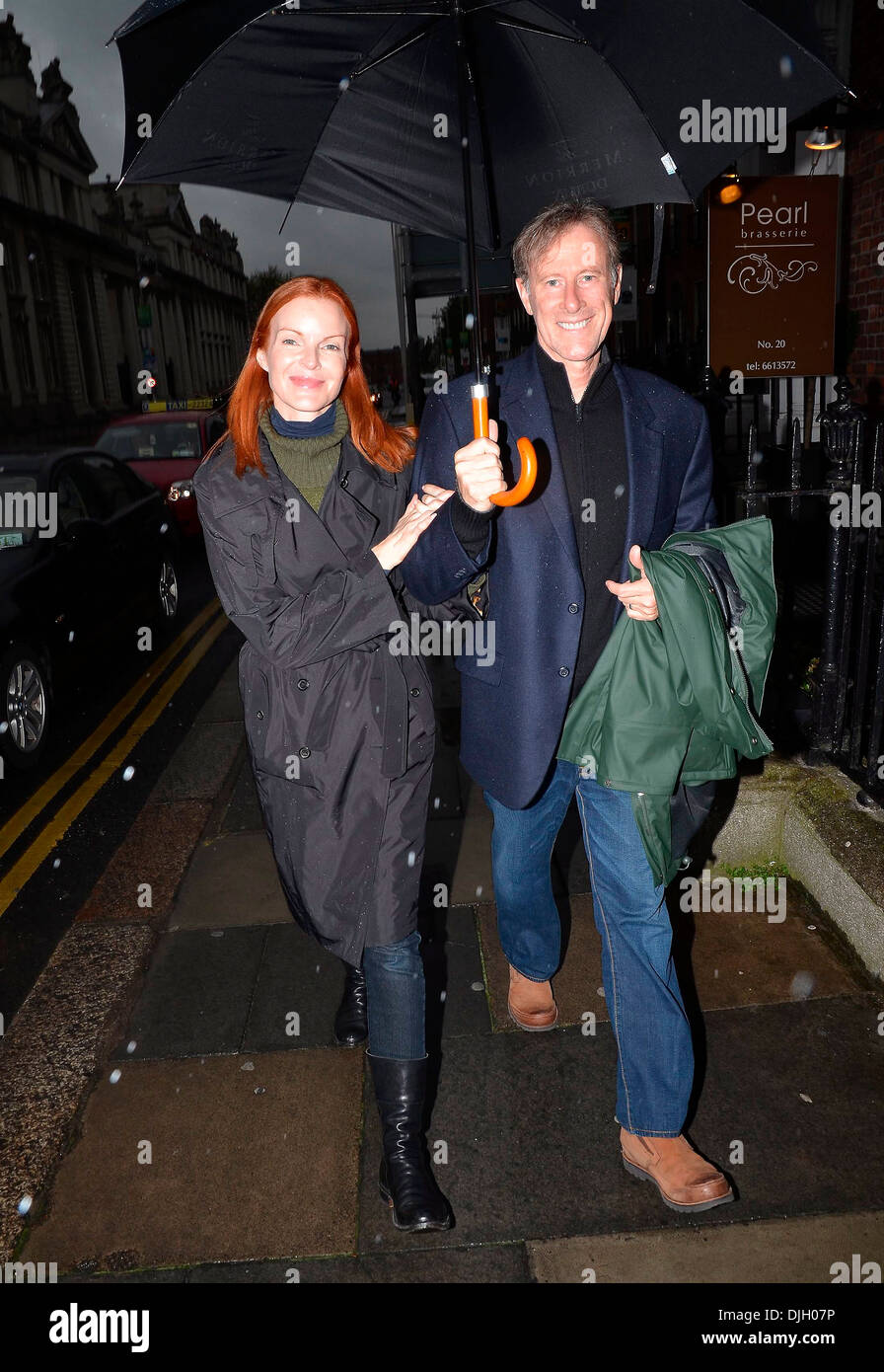 Desperate Housewives' star Marcia Cross e il marito Tom Mahoney visto nella pioggia come loro capo per avere la cena Dublino Irlanda - Foto Stock