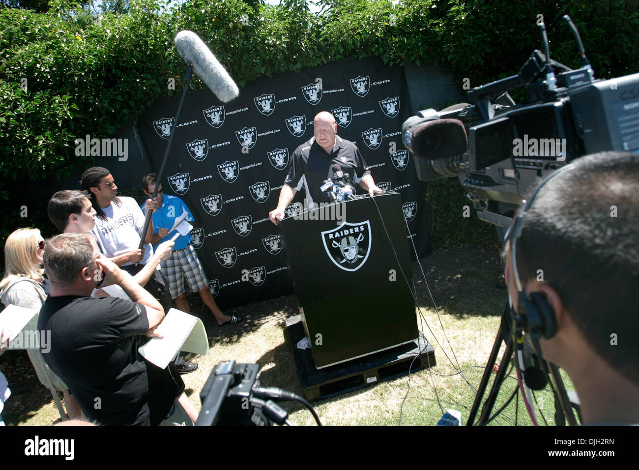 Luglio 28, 2010 - Napa California, Stati Uniti - Mercoledì - Luglio 28, 2010 - Napa, CA - . .Oakland Raiders capo allenatore di calcio Tom indirizzi via cavo i media in occasione di una conferenza stampa Mercoledì a predatori Campo in Napa Valley Marriott. Il team è arrivato per loro il training camp martedì..J.L. Sousa/Register (credito Immagine: © Napa Valley Register/ZUMApress.com) Foto Stock