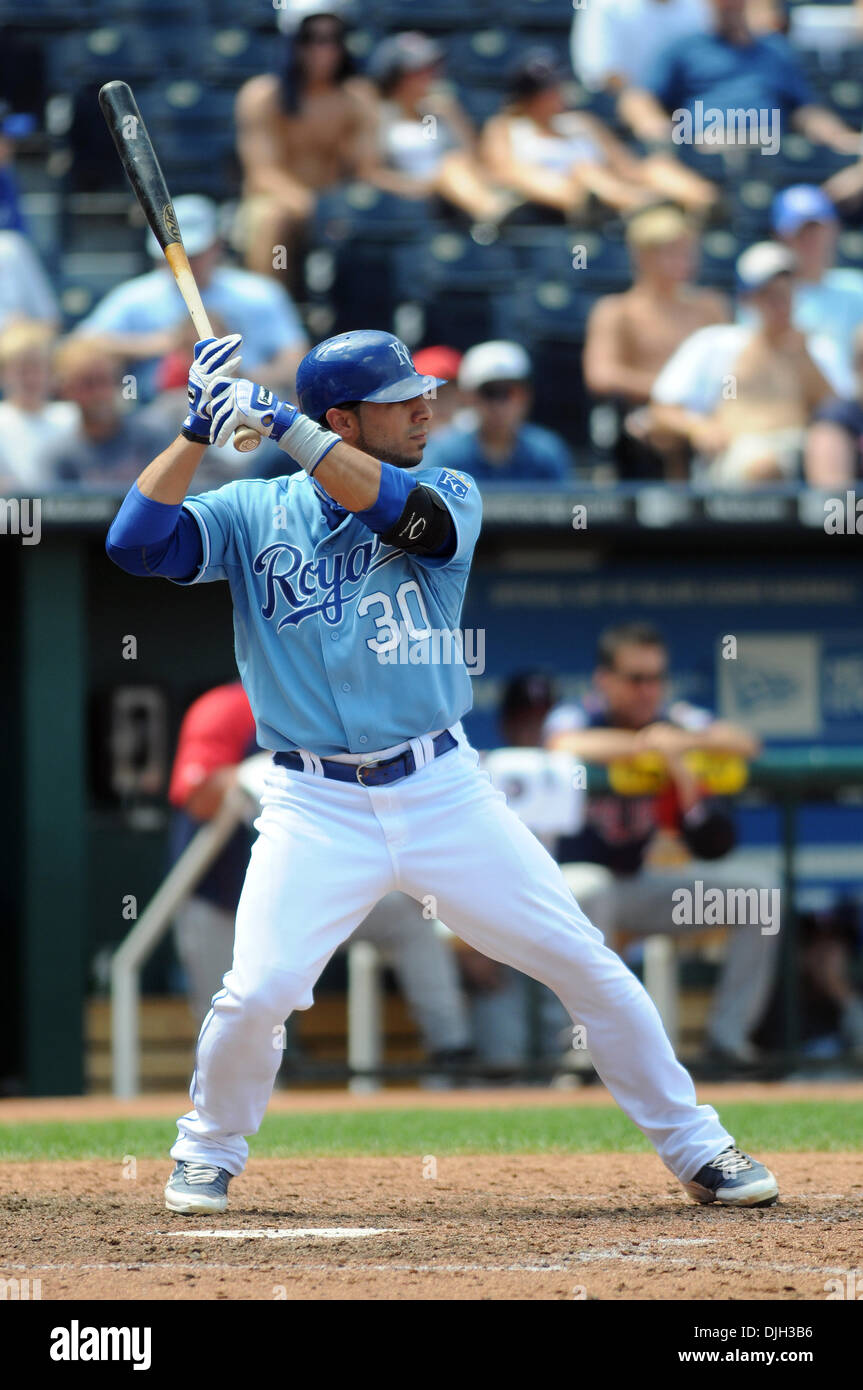 Luglio 28, 2010 - Kansas City, Missouri, Stati Uniti d'America - 28 Luglio 2010: Kansas City Royals secondo baseman Mike Aviles (30) pipistrelli contro il Minnesota Twins. La Minnesota Twins battere il Kansas City Royals 5-4 presso Kauffman Stadium di Kansas City, Missouri..Mandatory Credit: Dak Dillon/ Southcreek globale. (Credito Immagine: © Southcreek globale/ZUMApress.com) Foto Stock