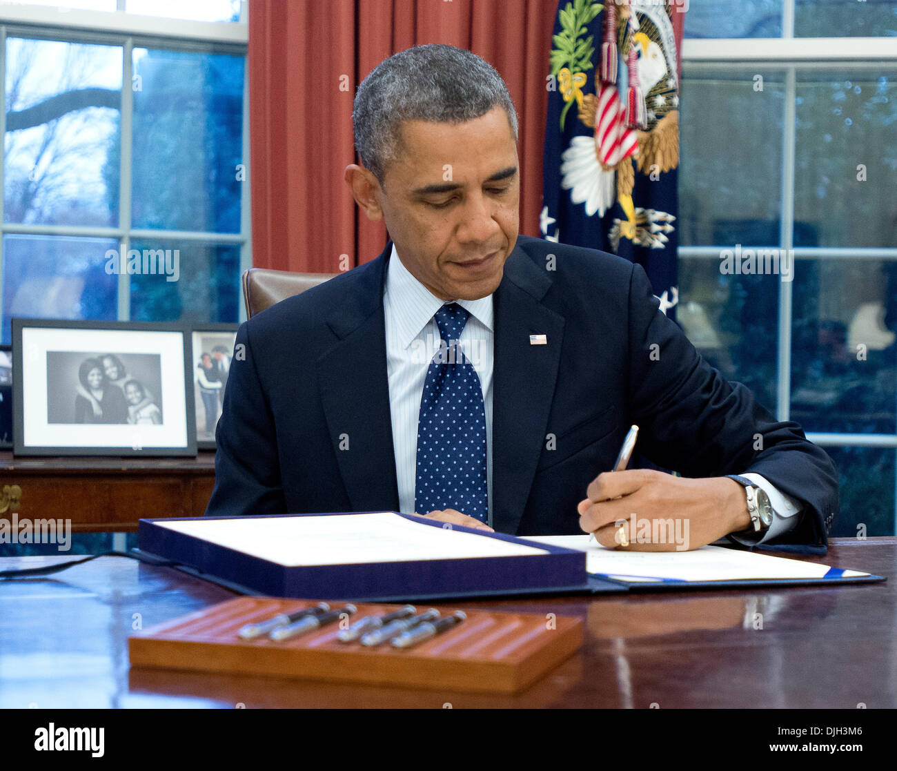 Washington DC, Stati Uniti d'America . 27 Nov, 2013. Washington DC, Stati Uniti d'America. 27 Nov, 2013. Il Presidente degli Stati Uniti Barack Obama segni più fatture nell'Ufficio Ovale della Casa Bianca di Washington, DC il Mercoledì, Novembre 27, 2013. In base alla Casa Bianca il Presidente ha firmato S. 252: prematurità espansione di ricerca e istruzione per le mamme che consegnano i neonati inizio riautorizzazione atto o il 'PREEMIE Riautorizzazione atto"; H.R. 1848: piccolo aeroplano rivitalizzazione Act del 2013; e H.R. 3204: la qualità del farmaco e Security Act. Credito: Ron Sachs / CNP © dpa picture alliance/Alamy Live News Credito: dpa pictur Foto Stock