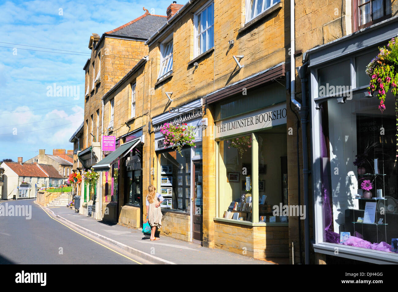 Donna proprietà di esplorazione in agenti immobiliari finestra, Ilminster, Somerset, Inghilterra, Regno Unito Foto Stock