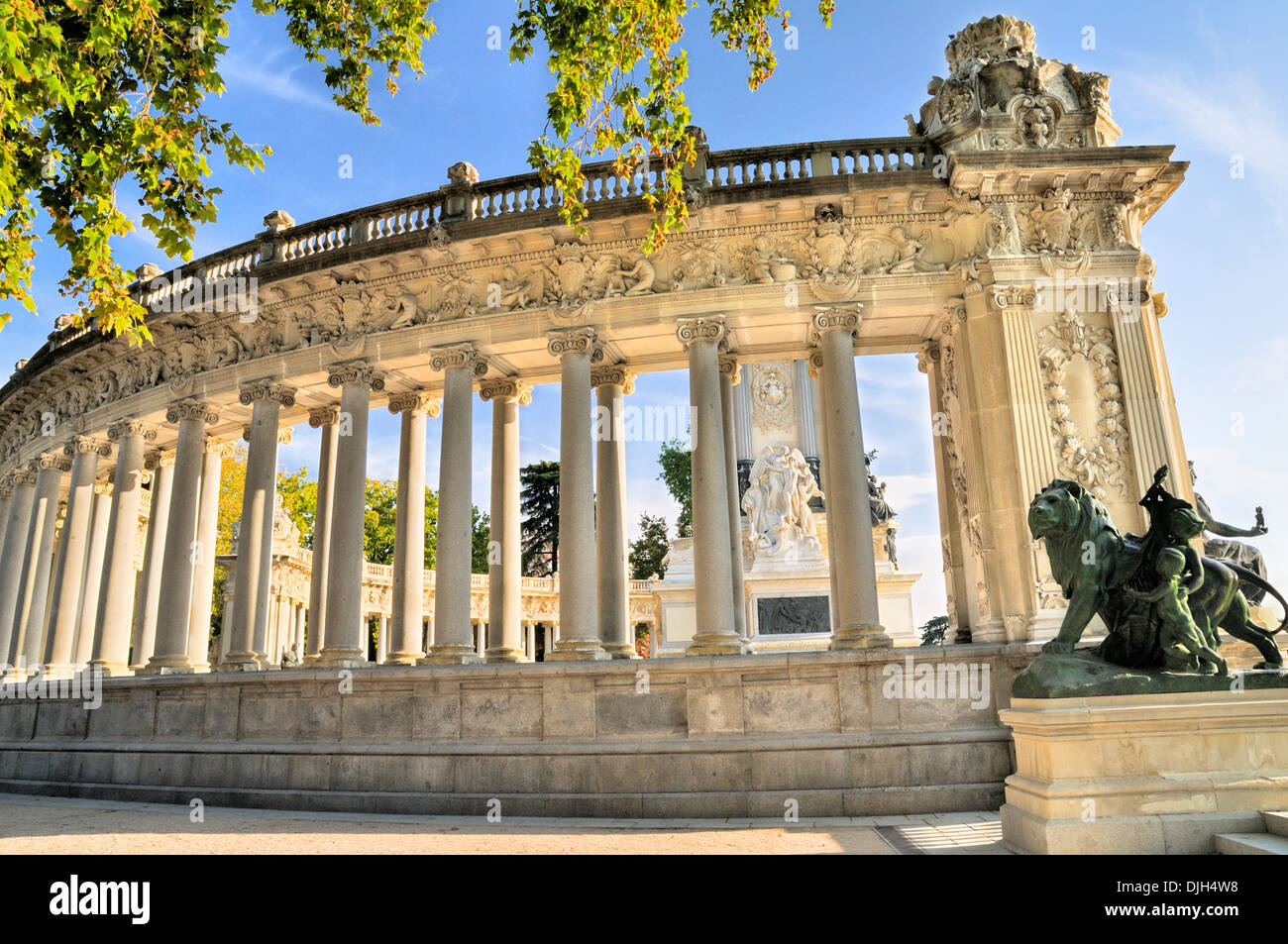 Colonnato che circonda il re Alfonso XII monumento, Parque del Buen Retiro, Madrid, Spagna Foto Stock
