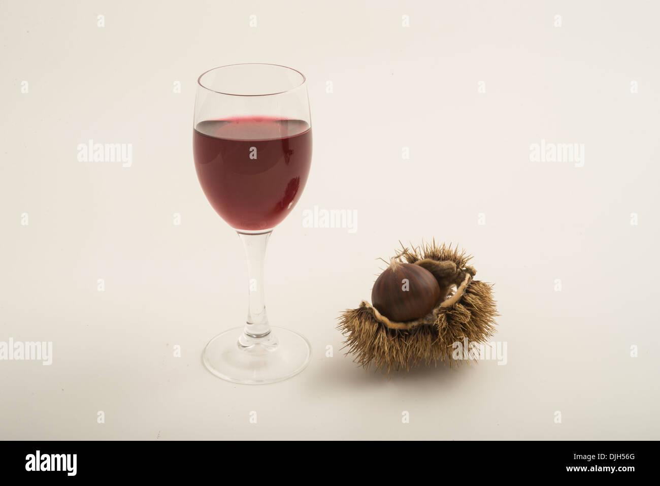 Vino rosso e castagne in autunno Foto Stock