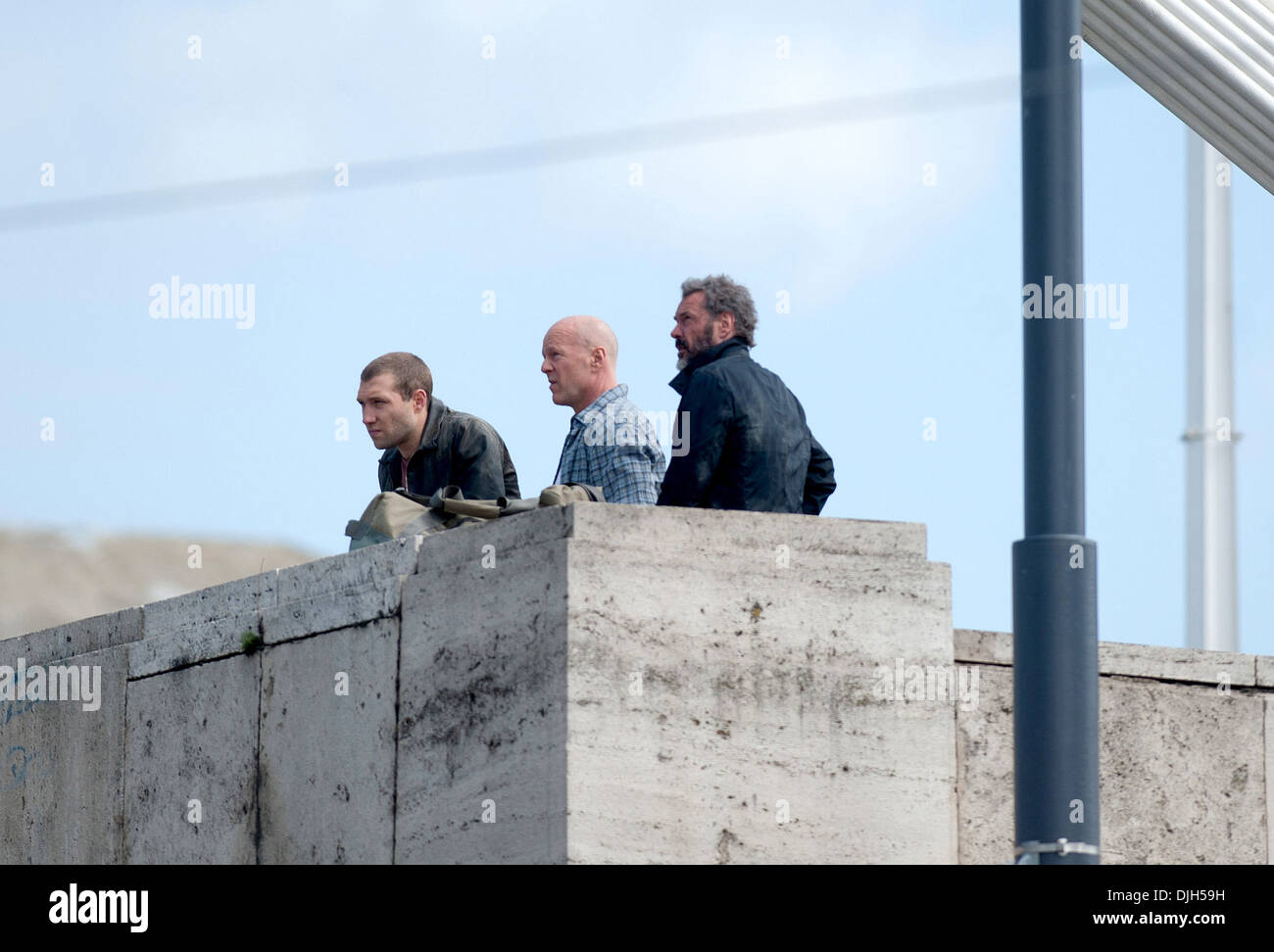 Jai Courtney Bruce Willis e Sebastian Koch le riprese di una scena sul set di un film di un "Buon giorno a Die Hard' Ungheria Budapest - Foto Stock