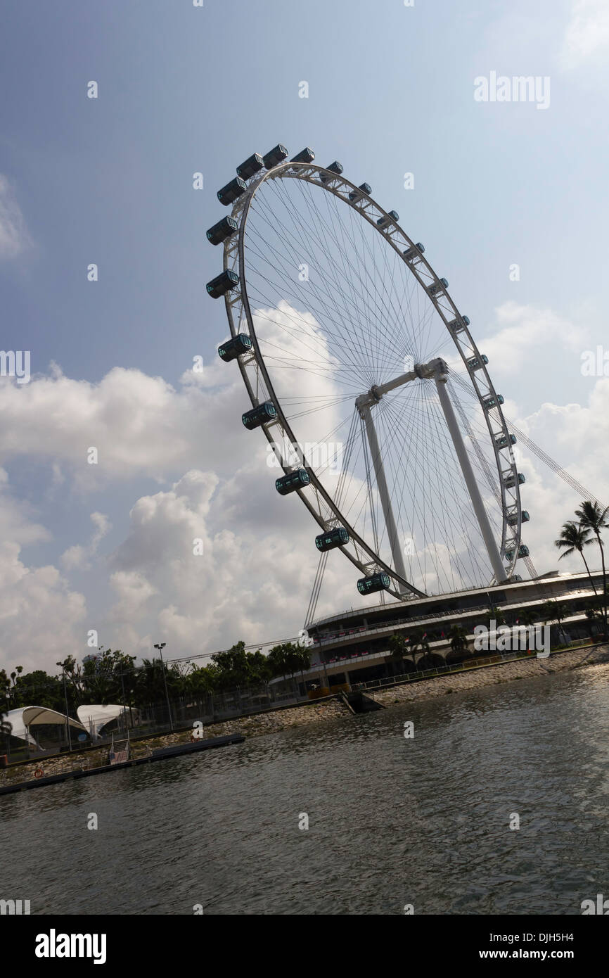 La struttura parziale del Singapore Flyer e il serbatoio di acqua nella zona della Marina, con le nuvole nel cielo in background Foto Stock