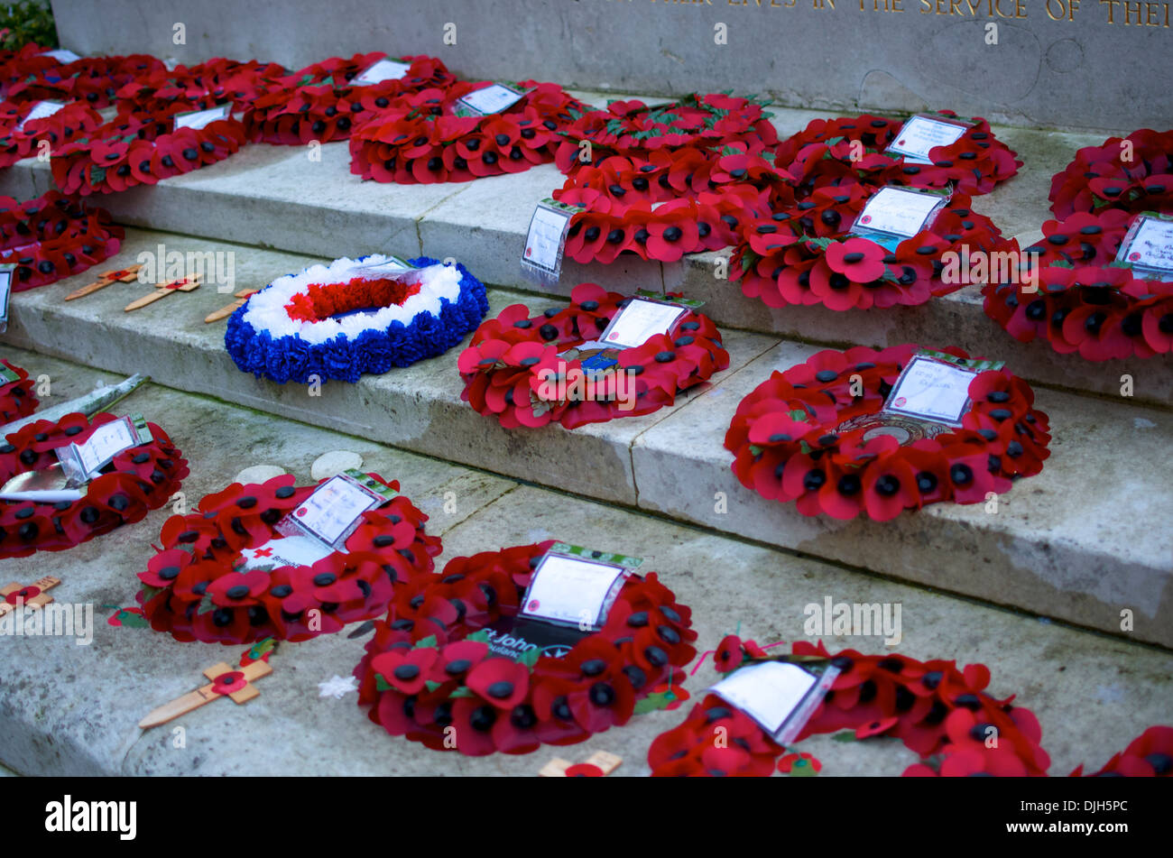 Il papavero ghirlande di cui su Norwich Memoriale di guerra durante il ricordo domenica Foto Stock