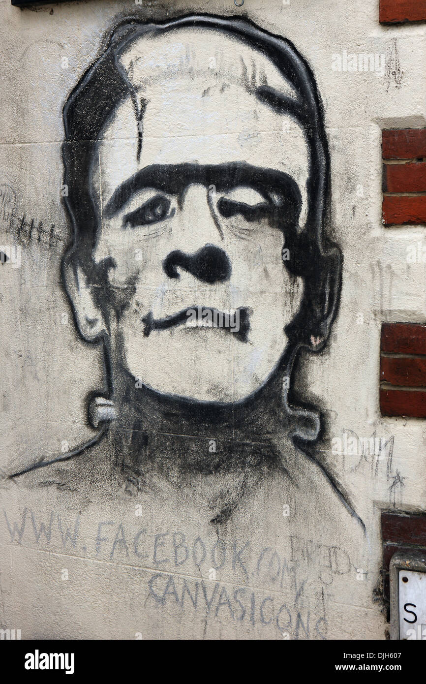 Frankenstein urban street art graffiti o nel centro storico pittoresco West Sussex cittadina di Arundel Foto Stock