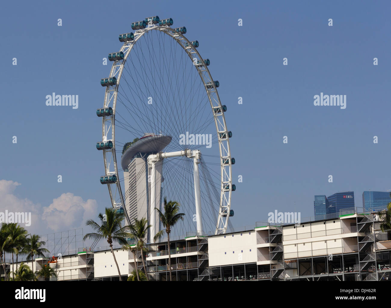 Singapore Flyer e Marina Bay Sands lungo con preparazione per la gara di Formula Uno, rendendo le gabbie per la gara .. Foto Stock