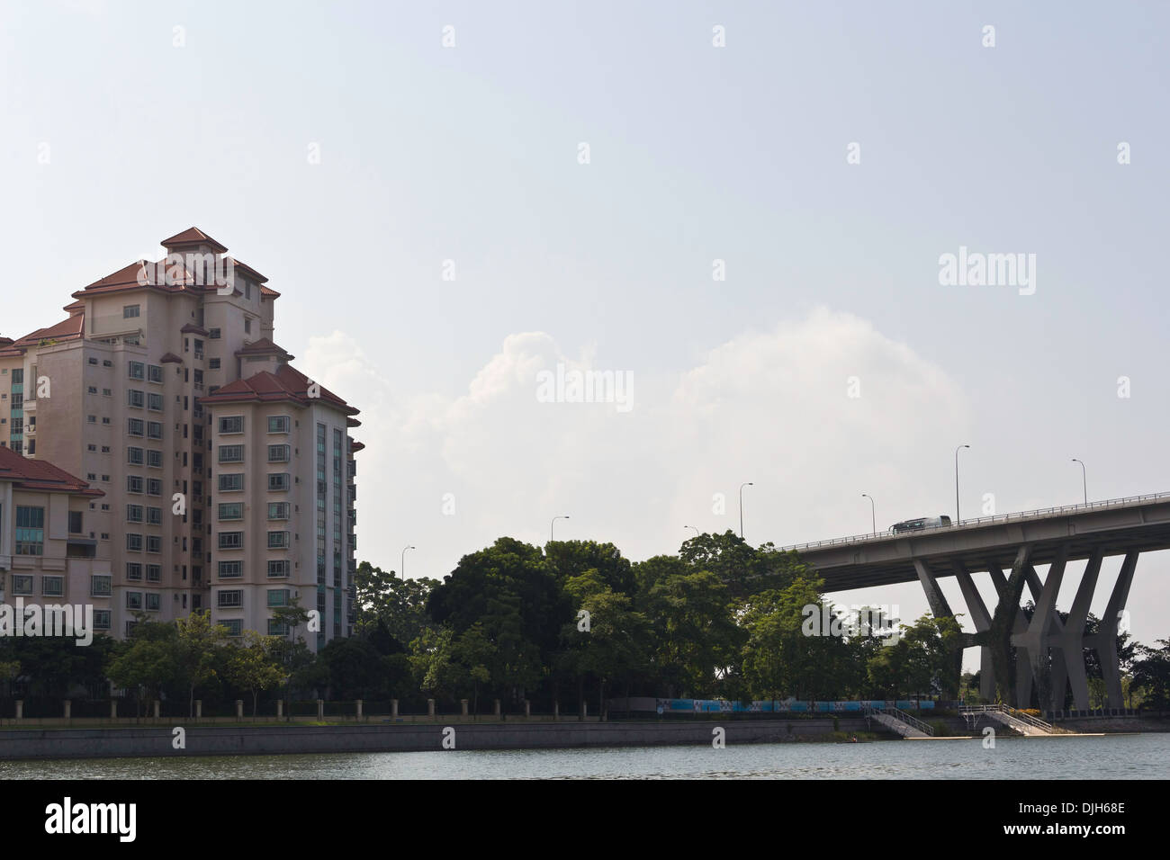Span del Benjamin Sheares Bridge a Singapore e in un alto edificio con acqua del serbatoio Marina anche visto Foto Stock