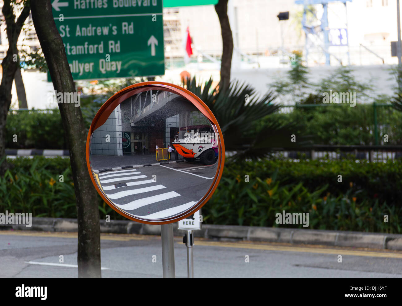 Veicolo anfibio utilizzato per il Duck Tour crociera in Singapore visto in uno specchio posizionato sulla strada, con indicazioni in retro Foto Stock