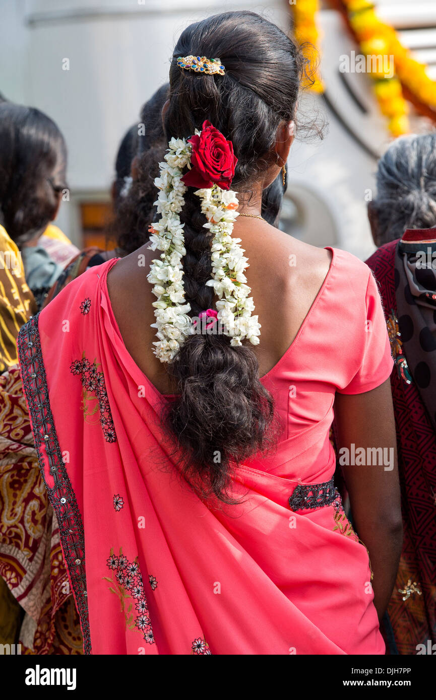Donna indiana indossando un sari rosa con una ghirlanda di fiori tra i  capelli da dietro. Andhra Pradesh, India Foto stock - Alamy