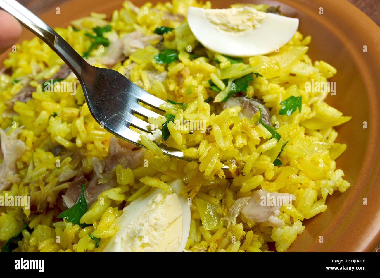 Piatto scozzese - Kedgeree, scaglie di aringa affumicata cotta con riso,  latte, il prezzemolo e servite con uova sode Foto stock - Alamy