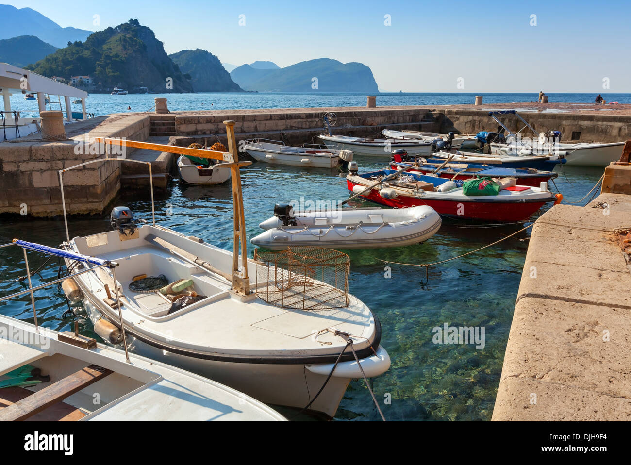 Barche da pesca galleggiante ormeggiata in mare Adriatico l'acqua. Petrovac town, Montenegro Foto Stock
