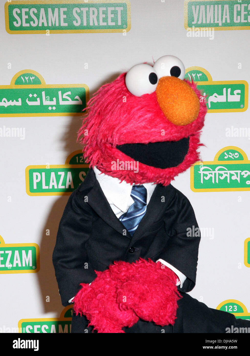 Elmo Jon Stewart con elmo e Sesame Street Muppets per ospitare workshop di  Sesamo del decimo beneficio annuo dotate di Gala: Elmo dove Foto stock -  Alamy