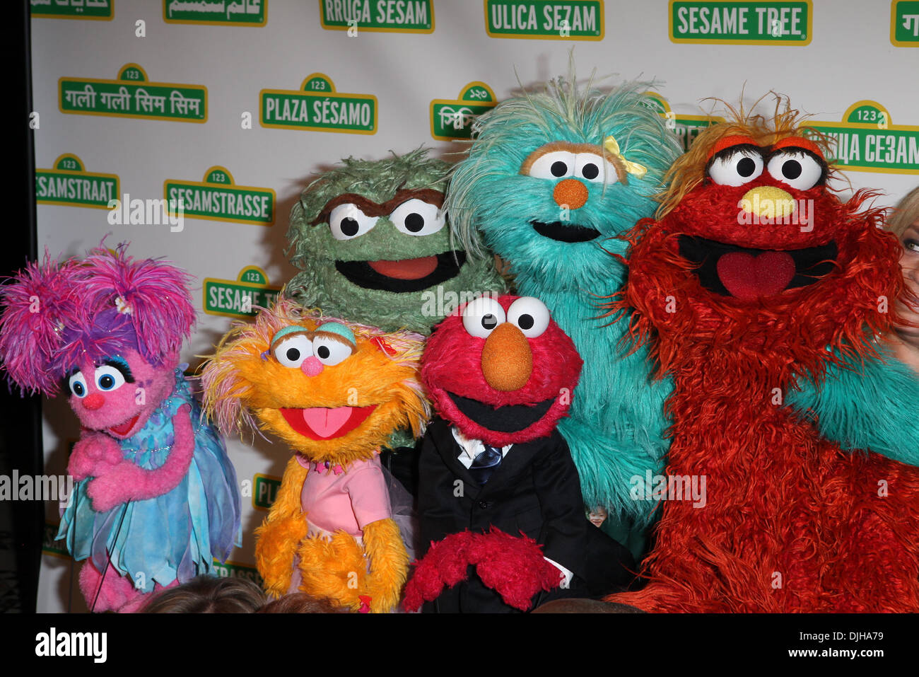 I Muppets Jon Stewart con elmo e Sesame Street Muppets per ospitare workshop di Sesamo del decimo beneficio annuo Gala New York City Foto Stock