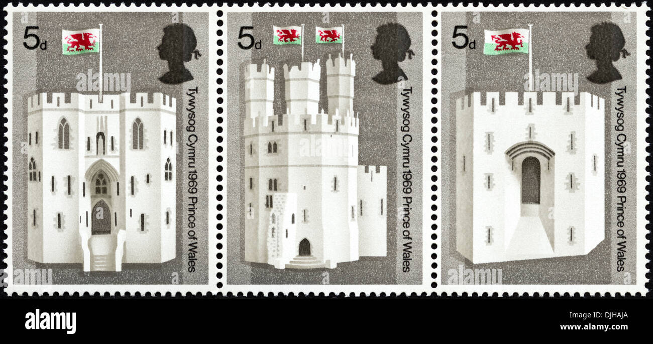 Francobollo Regno Unito 5d con investitura del Principe di Galles datato 1969 Welsh bilingue Lingua Inglese Caernarvon Castle Foto Stock