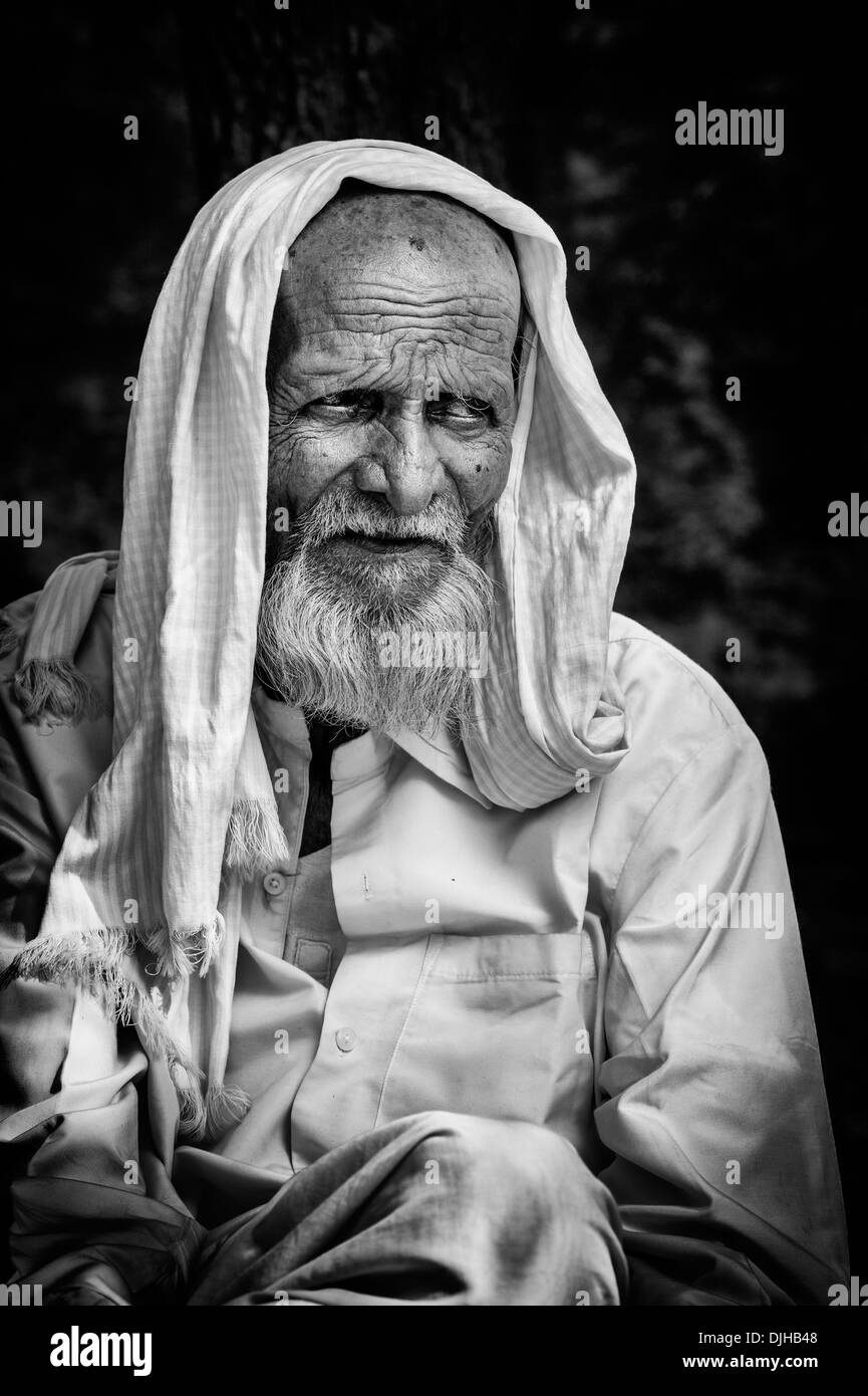 Povero vecchio villaggio indiano l'uomo. Andhra Pradesh, India. In bianco e nero Foto Stock