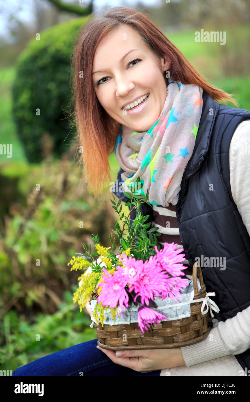 Una donna che lavora in giardino Foto Stock