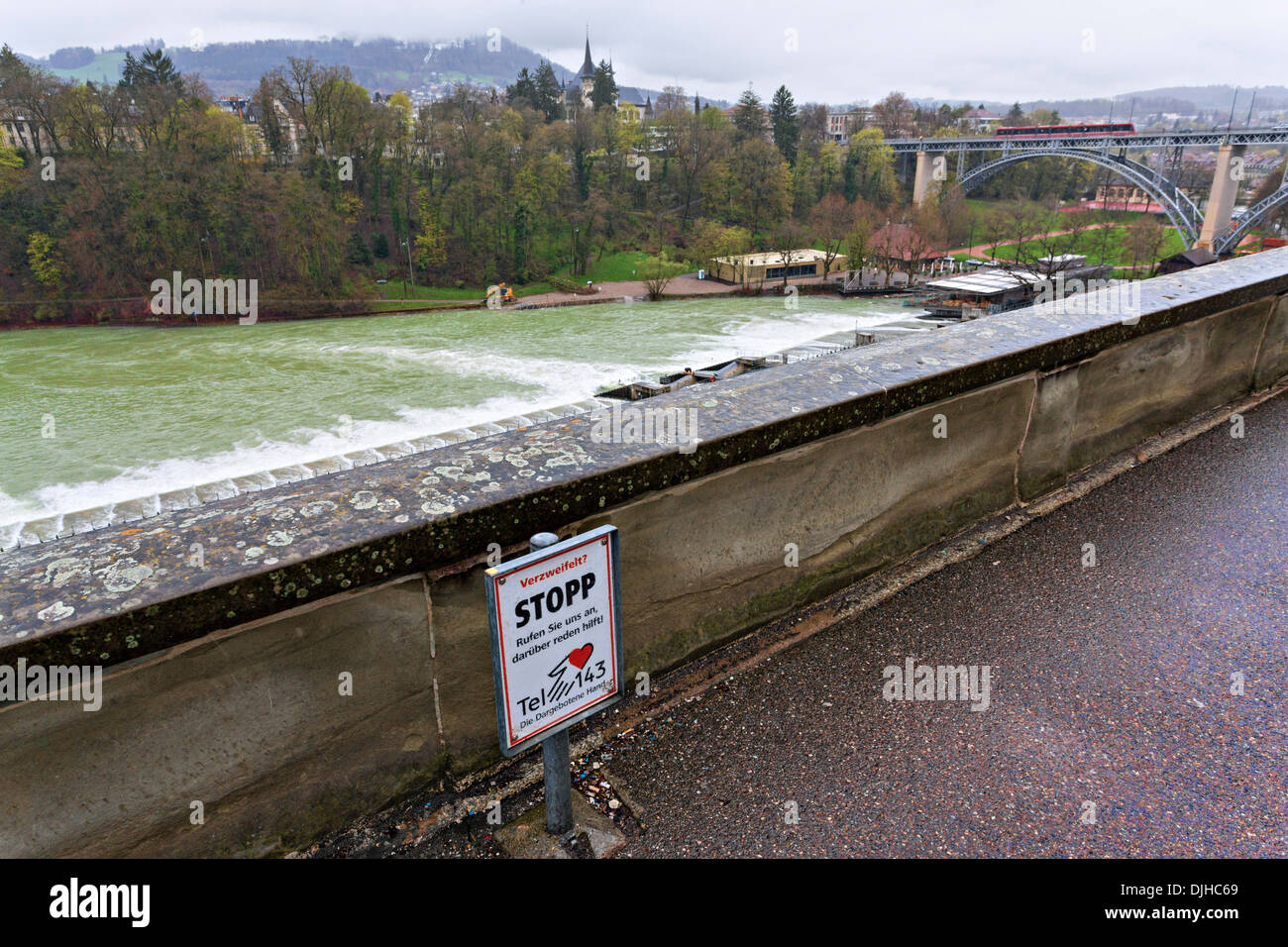 La prevenzione dei suicidi segno presso il fiume Aare, Berna Svizzera Foto Stock