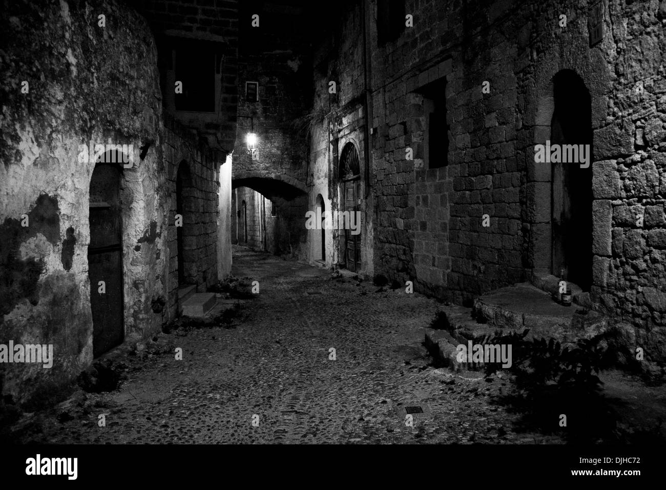 Vicolo buio nella città antica di Rodi Foto Stock