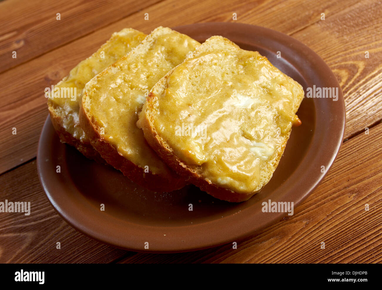 Welsh rarebit - pane tostato con fuso il formaggio cheddar Foto Stock